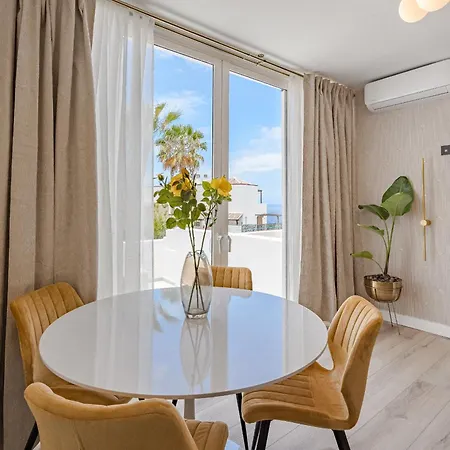 Oceanview Luxury 아데제